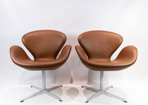 A pair of Swan chairs, model 3320, designed by Arne Jacobsen in 1958 and 
manufactured by Fritz Hansen. 
5000m2 showroom.