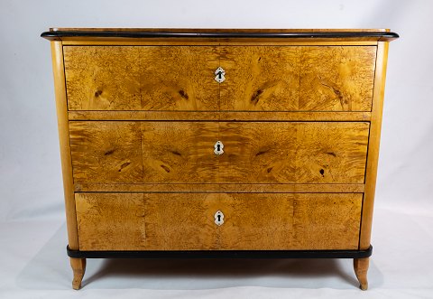 Chest of drawers with three drawers of polished birch wood and decorated with 
mother of pearl from around 1840.
5000m2 showroom.