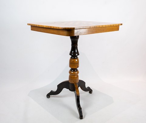 Antikt sidebord af poleret træ med skak bordplade af Italiensk design fra 
1860erne.
5000m2 udstilling.
