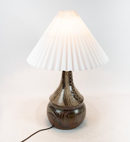 Keramiklampe af dansk design fra 1960erne.
5000m2 udstilling.