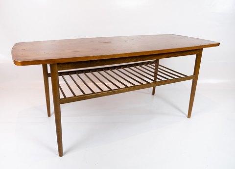 Sofabord i teak med hylde af dansk design fra 1960erne.
5000m2 udstilling.