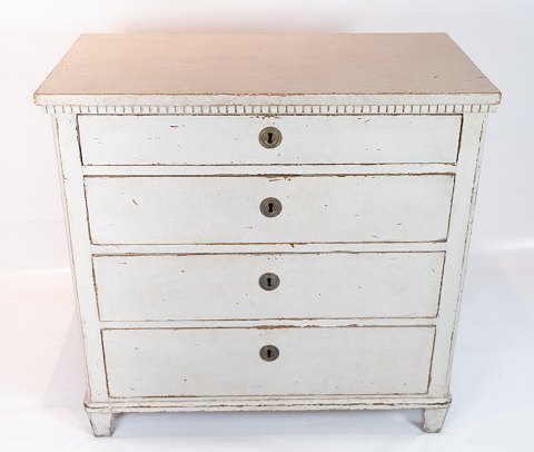 Grey painted gustavian grey painted chest of drawers, in great vintage condition 
from around the year 1810.
5000m2 showroom.