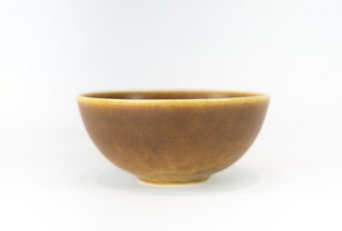 Keramik skål i mørkegul farve af Palshus fra 1968.
5000m2 udstilling.