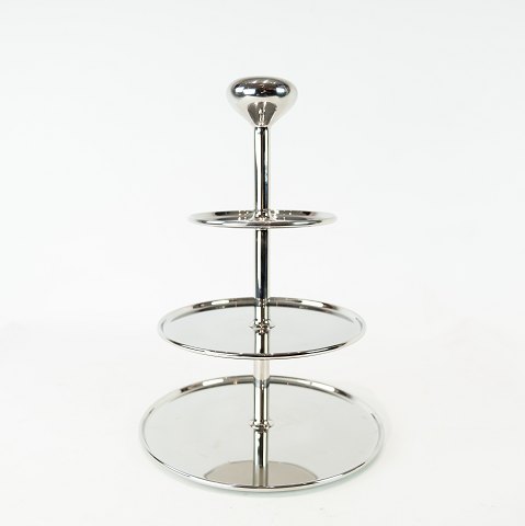 Alfredo cake stand of stainless steel by Georg Jensen.
5000m2 showroom.