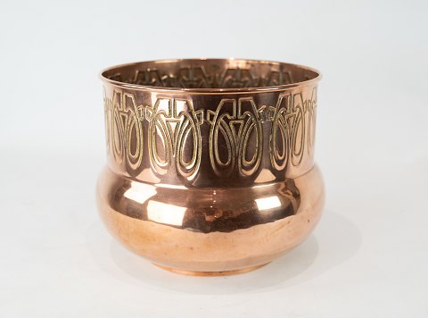 Vase af kobber med indgraveringer, i flot stand fra 1920erne.
5000m2 udstilling.