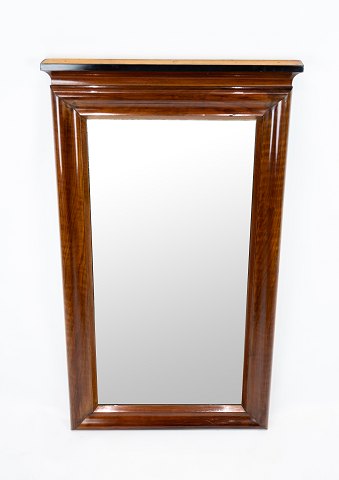 Højt spejl med ramme af poleret mahogni, i flot brugt stand.
5000m2 udstilling