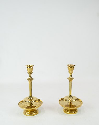A set of smaller brass candlesticks in brass, in great used condition from the 
1920s.
5000m2 showroom.