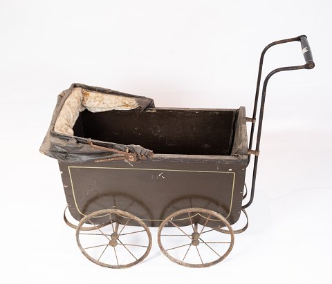 Antik barnevogn, i flot stand fra 1920erne.
5000m2 udstilling.