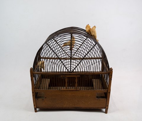 Antique bird cage of oak with metal and stuffed birds, from the 1920s.
5000m2 showroom.

