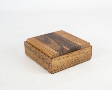 Square box of rosewood, in great vintage condition.
5000m2 showroom.
