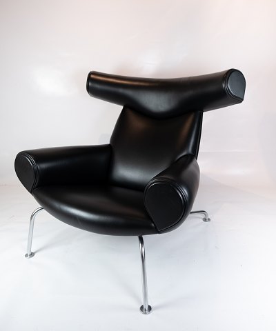 Ox chair, model EJ 100 polstret i sort læder, designet af Hans J. Wegner i 
1960erne og fremstillet hos Erik Jørgensen Møbelfabrik. 
5000m2 udstilling.