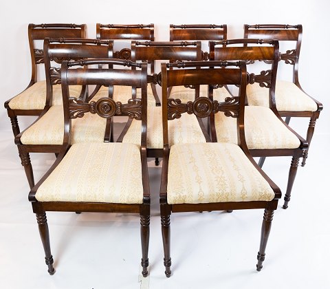 Et sæt af 9 antikke stole i stilen sen empire fra omkring 1840.
5000m2 udstilling.