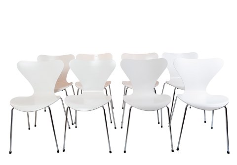 A set of 8 Seven chairs, model 3107, designed by Arne Jacobsen and manufactured by Fritz Hansen.5000m2 showroom.
