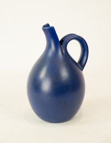 Ceramic split jug in dark blue glaze by Saxbo and numbered 86.
5000m2 showroom.