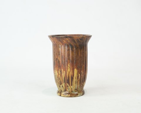 Keramik vase af brune nuancer af Bode Willumsen fra 1960erne. 
5000m2 udstilling.