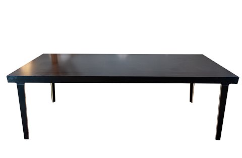 Dining table, model M5, designed by Frank in 2006 and manufactured by 
Established & Sons.
5000m2 showroom.
