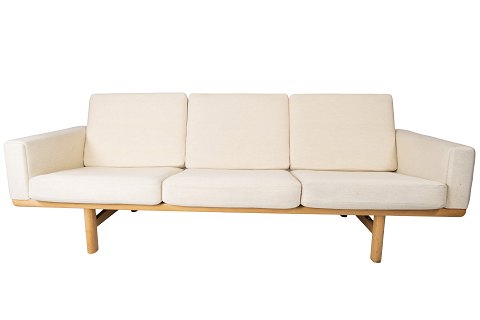 Trepersoners sofa, model GE-236/3, af Hans J. Wegner og Getama, fra 1960erne.5000m2 udstilling.