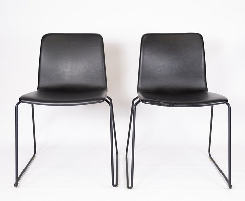 Et sæt stole polstret med sort læder af dansk design. 
5000m2 udstilling.