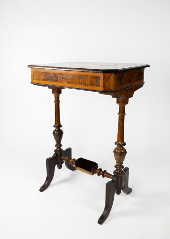 Sewing table of walnut, in great antique condition from the 1860s. 
5000m2 showroom-