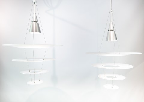 A pair of Enigma 425 pendants designed by Shoichi Uchiyama and manufactured by 
Louis Poulsen. 
5000m2 showroom.