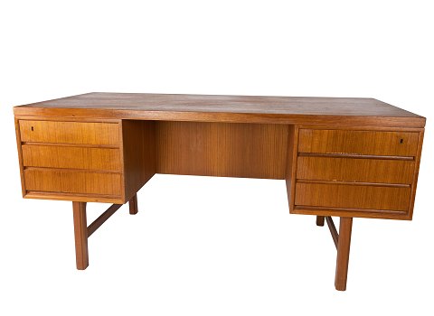 Skrivebord i teak af dansk design fra 1960erne.
5000m2 udstilling.