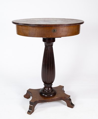 Sybord af mahogni med opbevaring og i flot antik stand fra 1910erne.
5000m2 udstilling.
