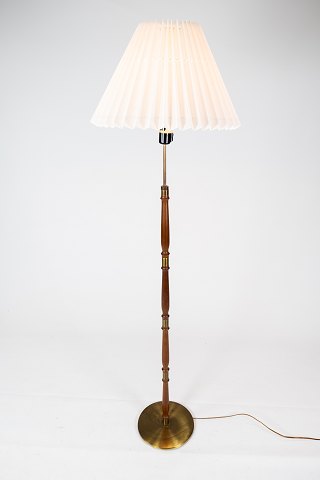 Gulv lampe i teak og messing af dansk design fra 1960erne. 
5000m2 udstilling.