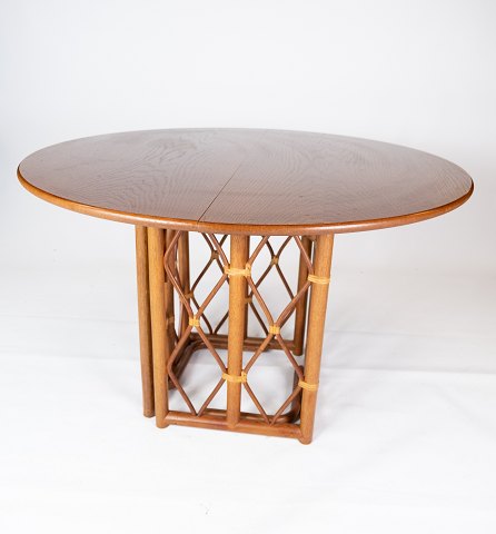 Spisebord i eg med to udtræksplader af dansk design fra 1960erne.
5000m2 udstilling.