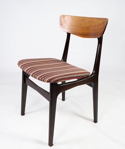 Set of two dining room chairs in rosewood  upholstered with striped fabric, by 
Schønning & Elgaard from the 1960s. 
5000m2 showroom