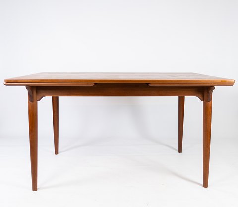 Spisebord i teak med hollandsk udtræk af dansk design fra 1960erne. 
5000m2 udstilling.
