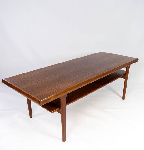 Coffee table with shelf in teak of danish design from the 1960s. 
5000m2 showroom.
