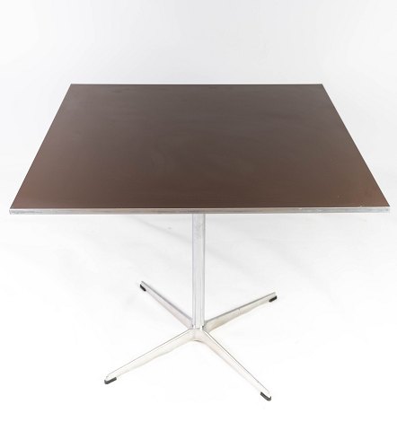 Spisebord af metal og laminat designet af Arne Jacobsen og fremstillet af Fritz 
Hansen. 
5000m2 udstilling.