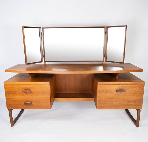 Dressing table in teak of engelsk design from the 1960s. 
5000m2 showroom.
