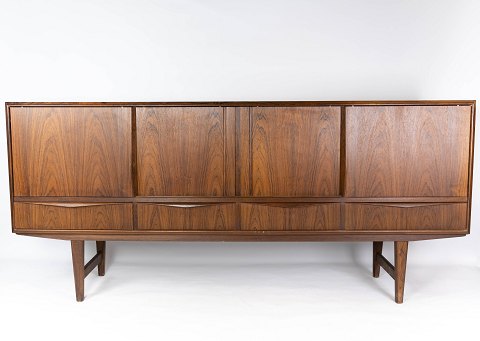 Sideboard in 
rosewood of danish design from the 1960s. 
5000m2 showroom.

