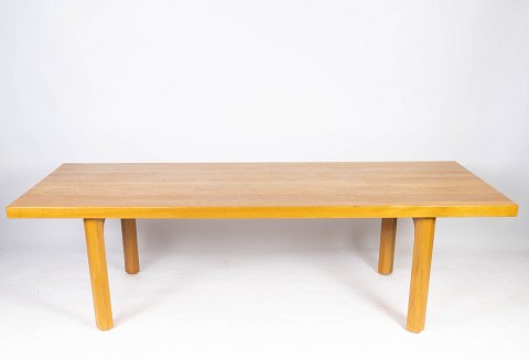 Coffee table in oak of danish design from the 1960s. 
5000m2 showroom.