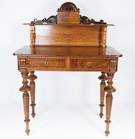 Dressing table/desk of walnut and decorated with carvings, in great antique 
condition from the 1880s.
5000m2 showroom.
