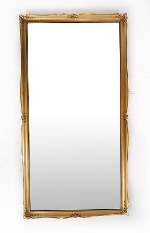 Mirror with gilded 
frame, in great antique condition from the 1960s.
5000m2 showroom.