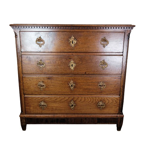 Louis Seize chest of drawers of oak with brass handles, in great antique 
condition from the 1790s.
5000m2 showroom.
