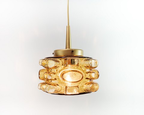 Glasloftslampe med messingelementer og honningfarvet glas fremstillet i Danmark 
i 1970