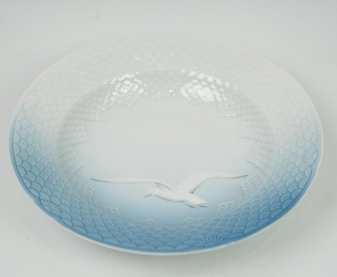 Deep plate from Bing & Grondahl in seagull frame.
Dimensions in cm: H: 4.5 Dia: 24.5
Good condition
