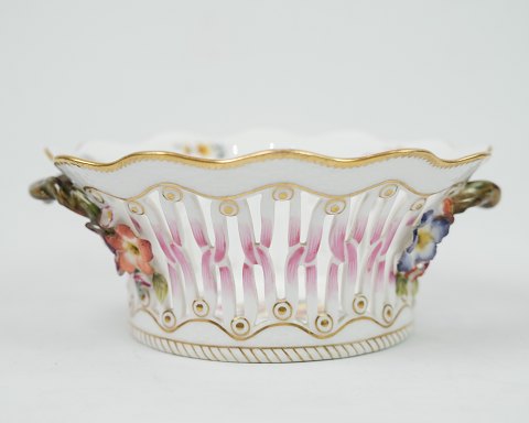 Royal Copenhagen royal bowl in breakthrough with beautiful flowers in the 
pattern Saxon flower no. 1574.
Dimensions in cm: H: 8 D: 19
Great condition
