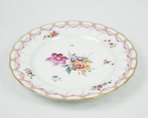 Antique royal plate pierced in patterned Saxon flower with 3 waves.
Dimensions in cm: H: 3 Dia: 22.5
Great condition
