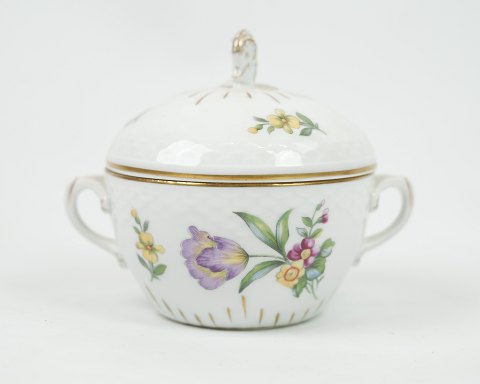 B&G sugar bowl decorated with hand-painted flowers with intact gold edge no. 94
Dimensions in cm: H: 10.5 Dia: 11
Great condition
