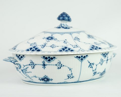 Royal Copenhagen Terrine in blue fluted full lace model no. 1/1129. 5000m2 
exhibition
Great condition
