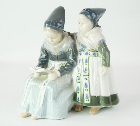 Figur, Amager piger, kgl. porcelæn, nr. 1395
Flot stand
