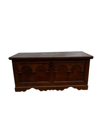 Chest - Oak - Curved front - Carvings - 1760Great condition
