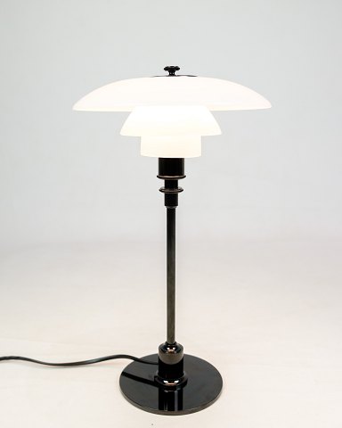 Bordlampe - Poul Henningsen - Model 3/2 - Sort - Louis Poulsen
Flot stand
