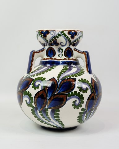 Round Vase - Model 593/147 - Decorated With Flower Leaves & Ferns - Art Faience 
- Harald Slott-Møller - Aluminia
Great condition
