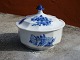 Bowl with lid in royal blue flower No 8582.
H 11 cm dia 12 cm.
5000 m2 showroom.