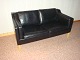 Børge Mogensen. 2 pers sofa  model, 2213 betrukket med sort læder elegance, 5 år 
gammel, er i god stand, 5000 m2 udstilling